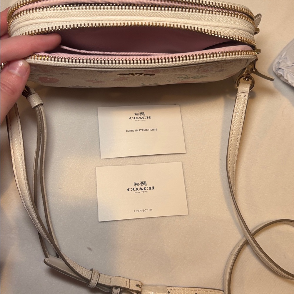 NWT coach crossbody clutch in Daisy field print with pebbled leather - Picture 9 of 9